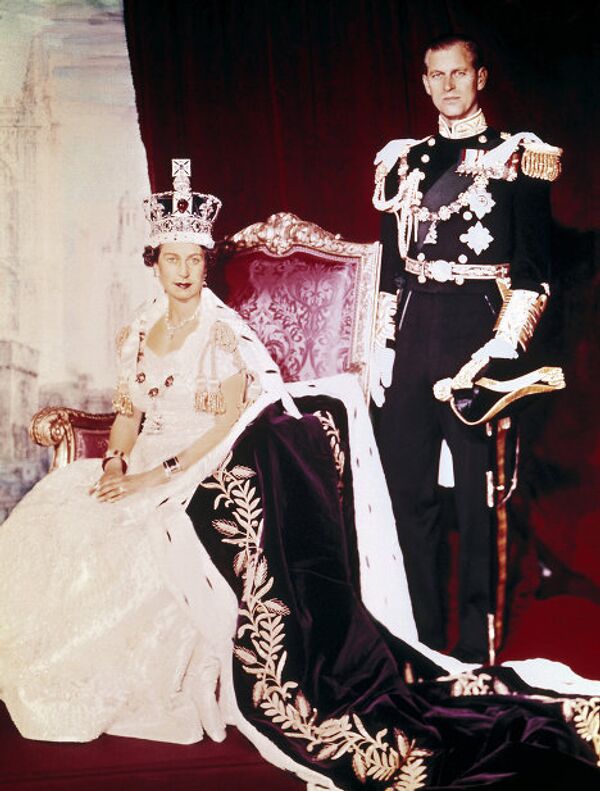 королева Елизавета II и принц Филипп в день коронации