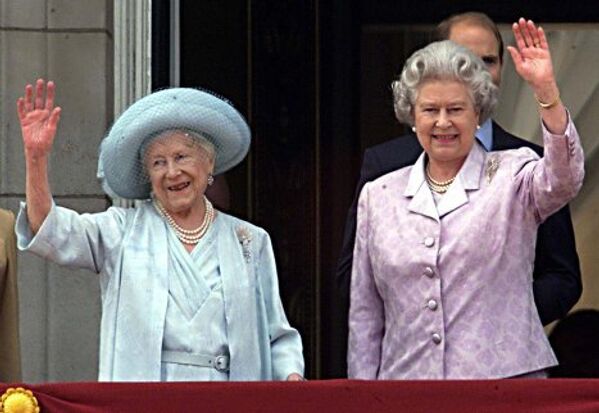 королева Елизавета II со своей матерью, в день ее столетия. Букингемский дворец.
