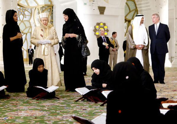 Королева Великобритании Елизавета II в мечети в Абу-Даби