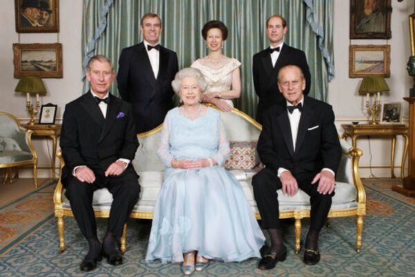 королева Великобритании Елизавета II и принц Филипп с детьми принцем Чарльзом