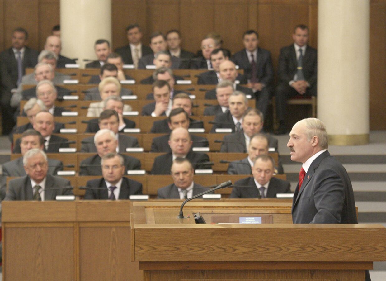 Лукашенко произнес полание парламенту и народу