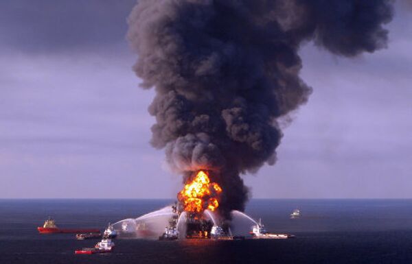 Год назад, 22 апреля 2010 года, управляемая BP платформа Deepwater Horizon затонула в Мексиканском заливе у побережья штата Луизиана после 36-часового пожара