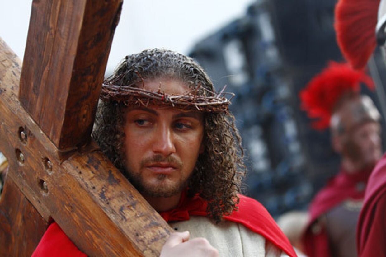 член итальянской христианской общины принимает участие в Воссоздание сцены распятия Иисуса Христа в Страстную пятницу в Ульме недалеко от Штутгарта