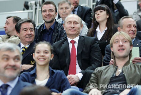 Премьер-министр РФ Владимир Путин принимает участие в церемонии открытия чемпионата мира по фигурному