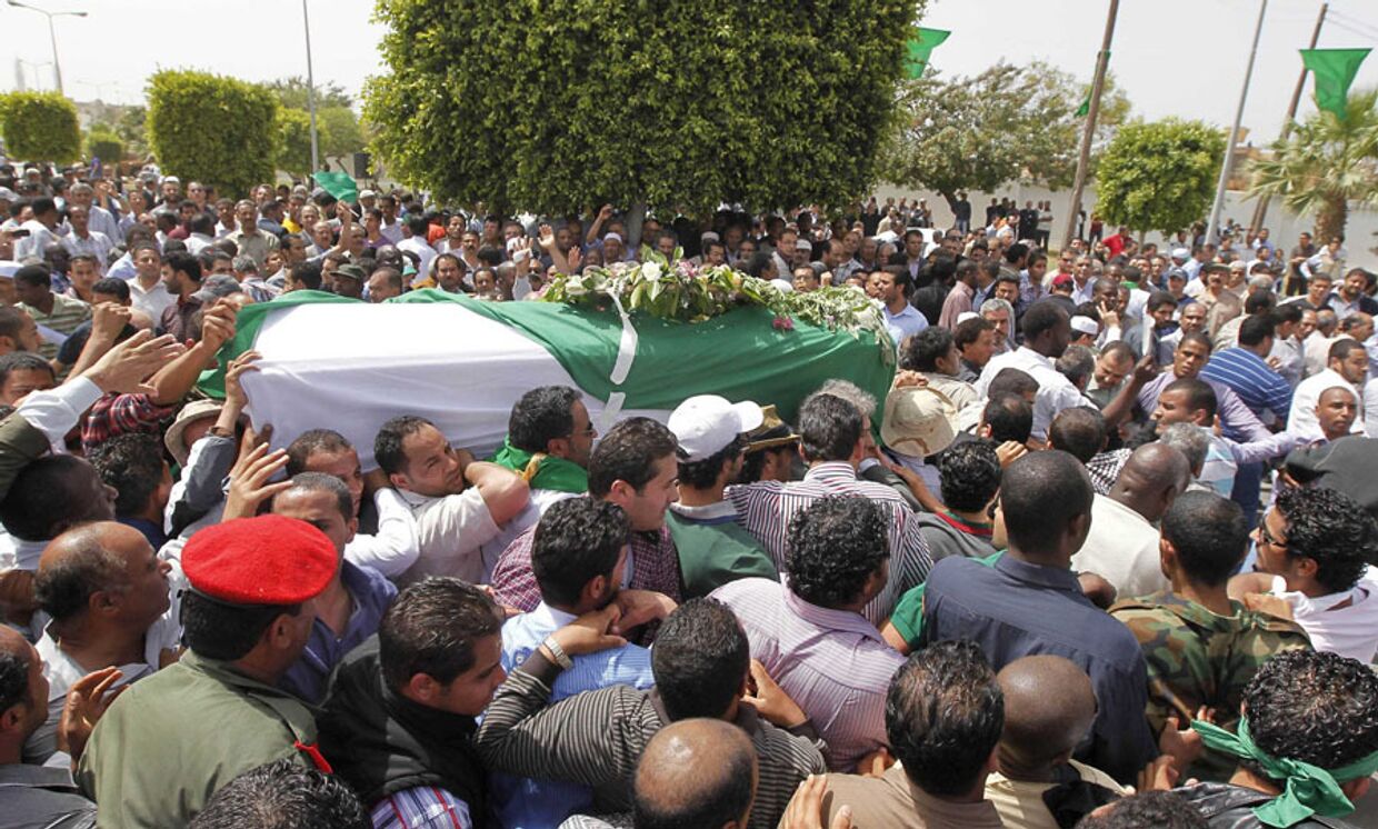 участники траурной церемонии семья ливийского лидера Муаммара Каддафи хоронит одного из его младших сыновей