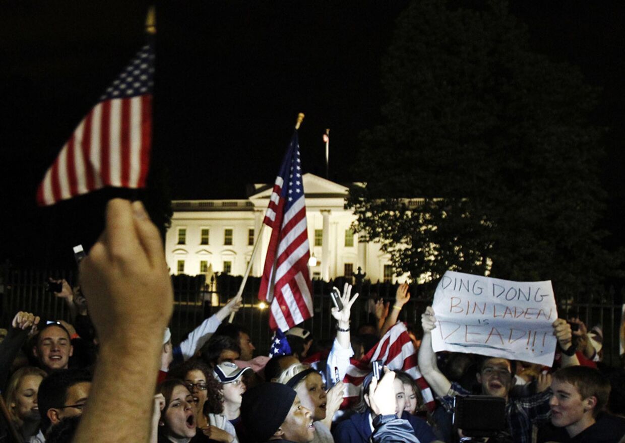 Ревущая в экзальтированном возбуждении толпа у Белого дома в Вашингтоне – это спонтанная реакция не известие об убийстве террориста номер один Усамы бин Ладена.