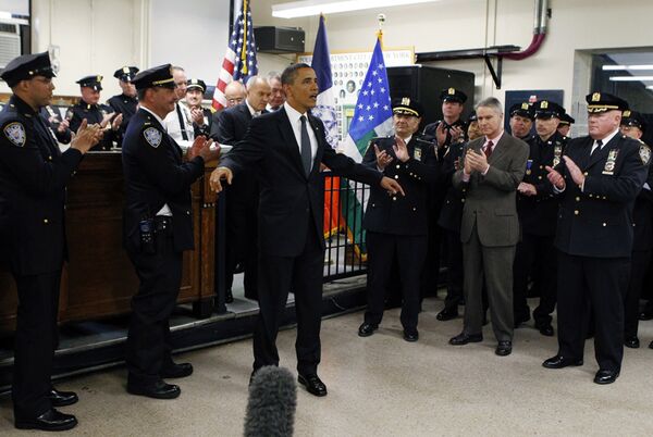 Барак Обама на встрече с пожарными и полицейски на граунд зиро в Нью-Йорке