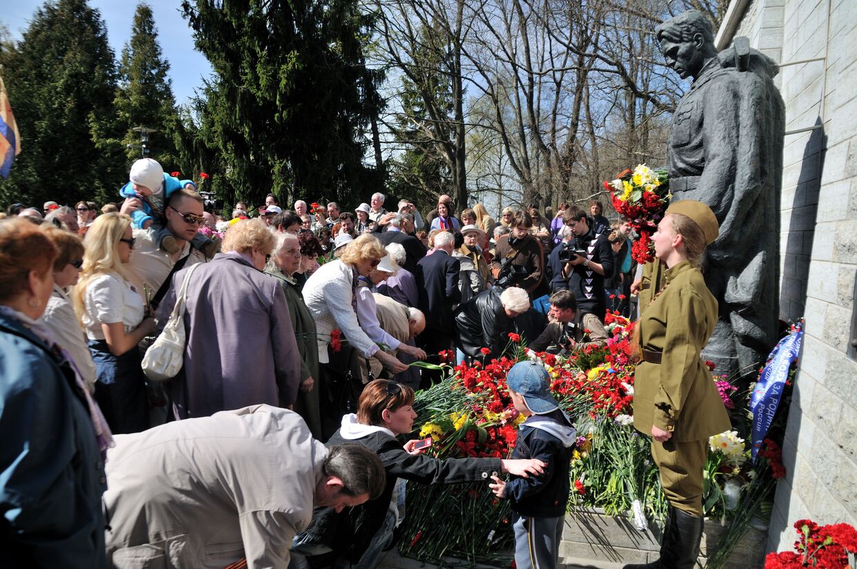 Жители эстонской столицы возлагают цветы к памятнику Воину-освободителю