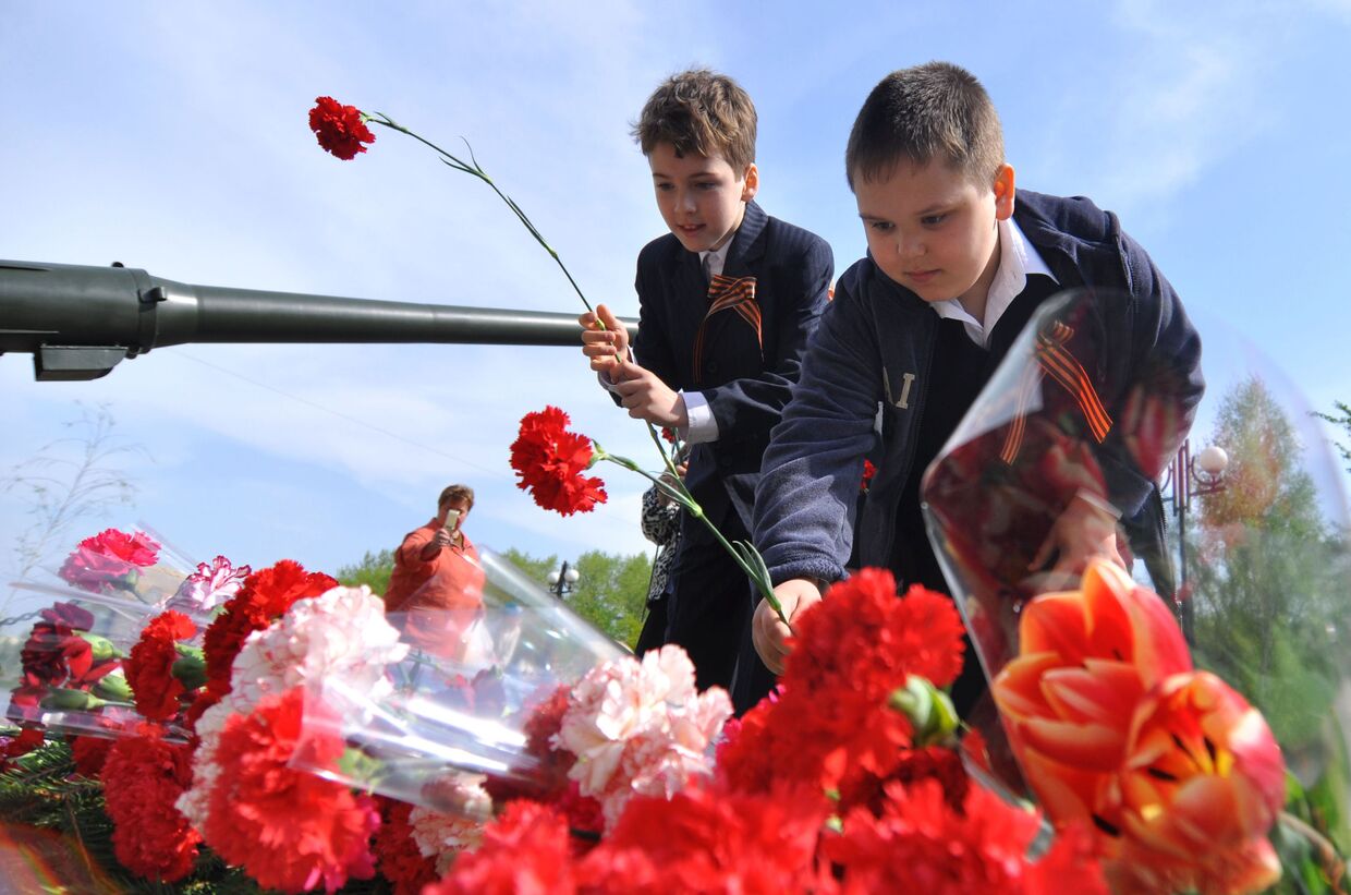 Учащиеся московской школы № 184 возложили цветы к памятному мемориалу на Аллее Славы