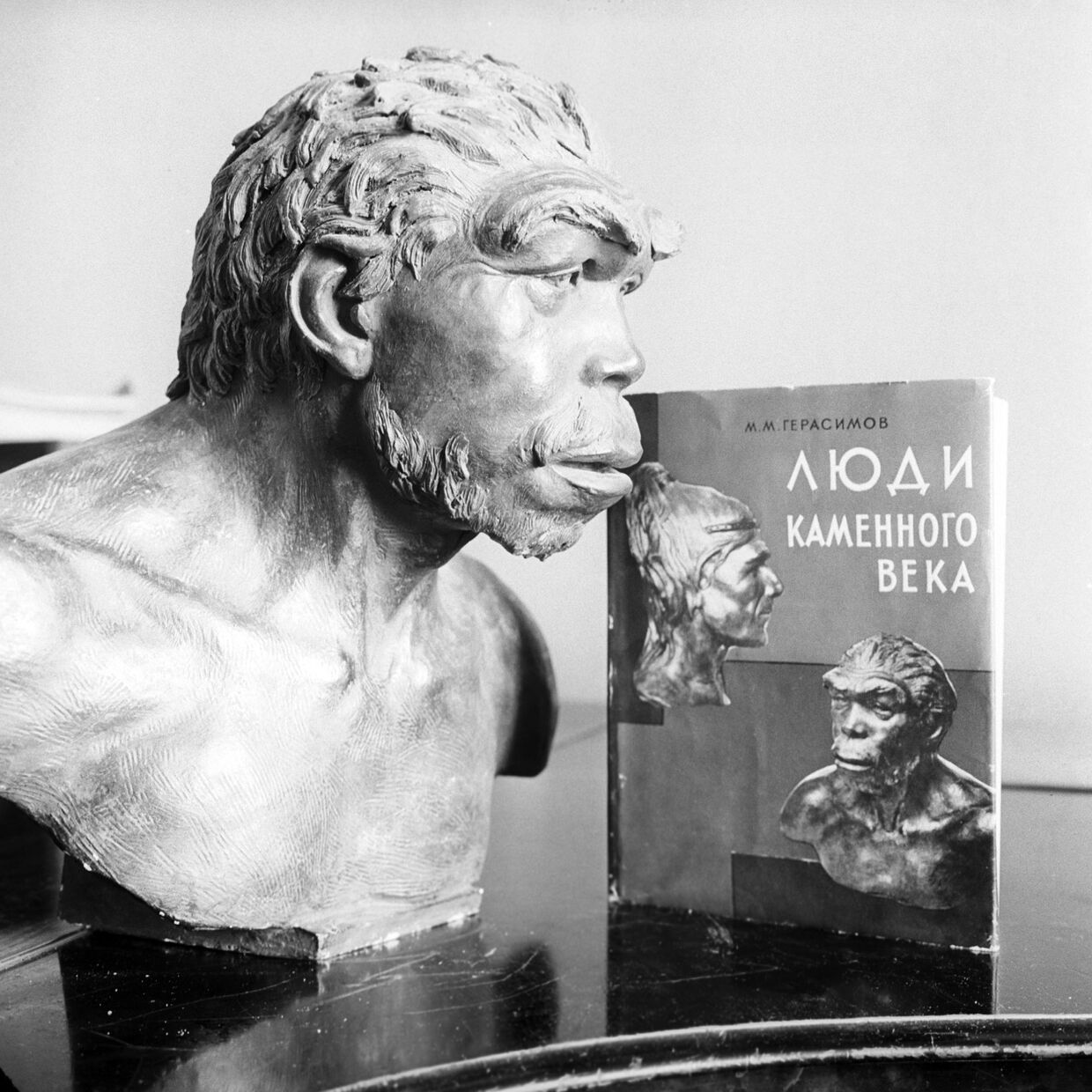 Скульптурный портрет неандертальца, который жил на территории Франции