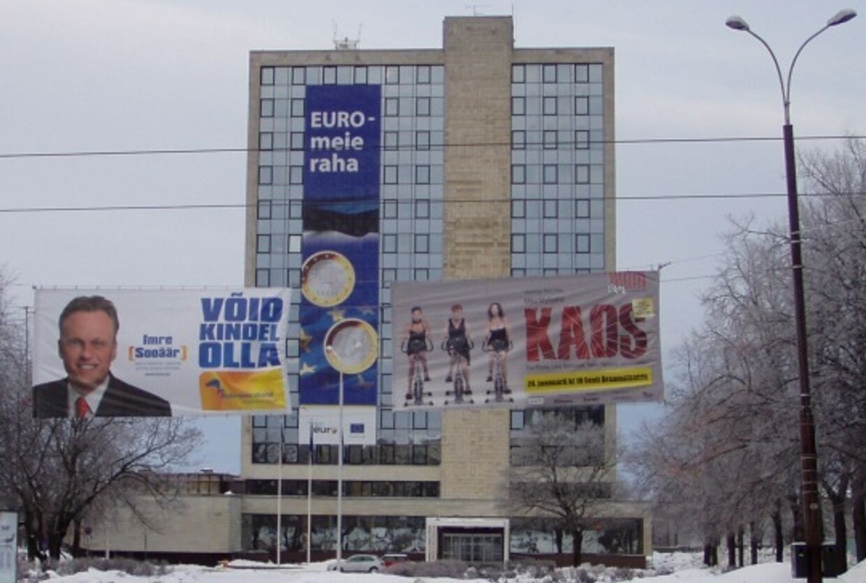 25-метровый плакат в столице Таллине гордо провозглашает: «Евро, мои деньги»