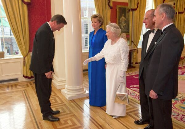 королева Великобритании Елизавета II, принц Филипп, президент республики Ирландия Мэри Макэлис и ее супруг Мартин Макэлис встречают премьер-министра Великобритании Дэвида Кэмерона в Дублинском замке