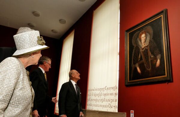 Королева Великобритании Елизавета II и герцог Эдинбургский Филипп во время посещения Тринити Колледжа в Дублине