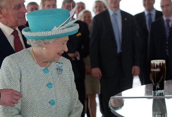 королева Елизавета II посетила всемирно известную пивоварню Guinness в Дублине
