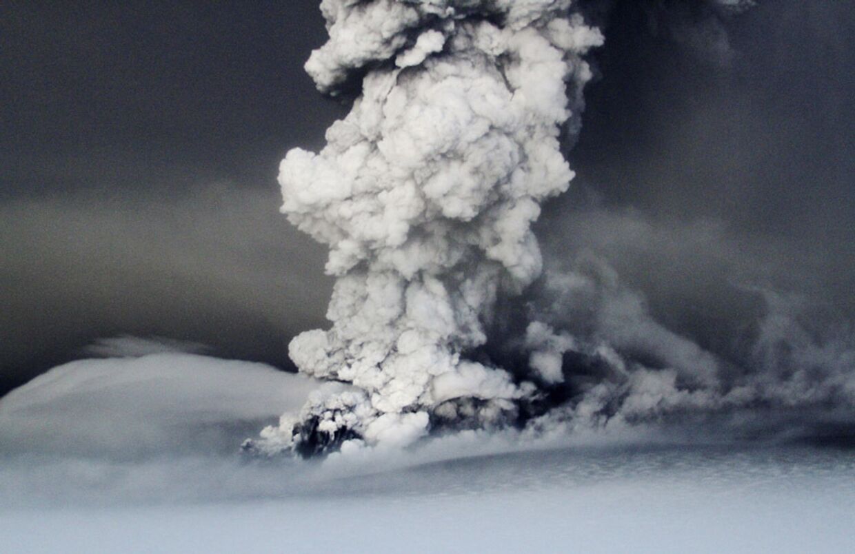 21 мая начал извергаться вулкан Гримсвотн, расположенный в районе необитаемого ледника Ватнайокулль на юго-востоке Исландии