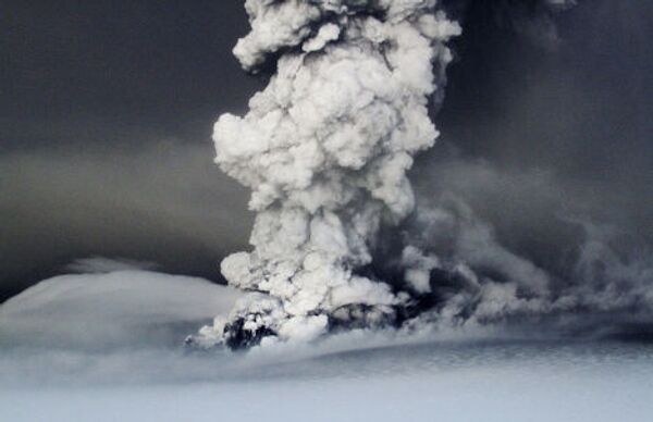 21 мая начал извергаться вулкан Гримсвотн, расположенный в районе необитаемого ледника Ватнайокулль на юго-востоке Исландии