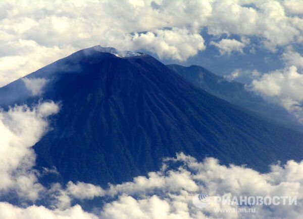 Вид на вулкан Мерапи с самолета