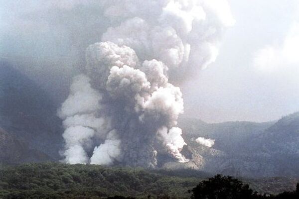 На западе острова Ява расположен 2.622-метровый действующий вулкан Папандаян