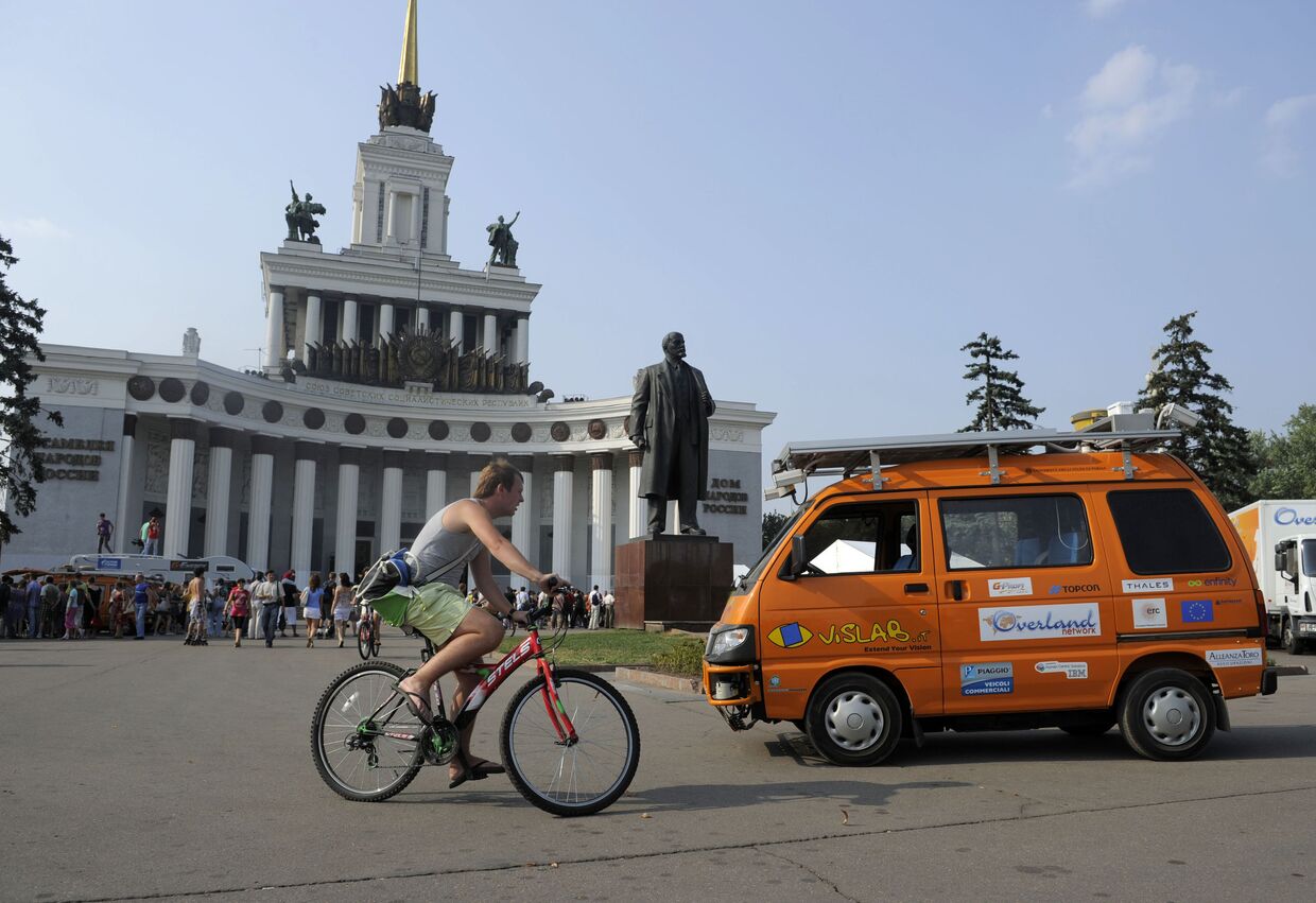 Участники автопробега Overland World Truck Expedition (Милан-Шанхай-Милан) сделали остановку на ВВЦ в Москве