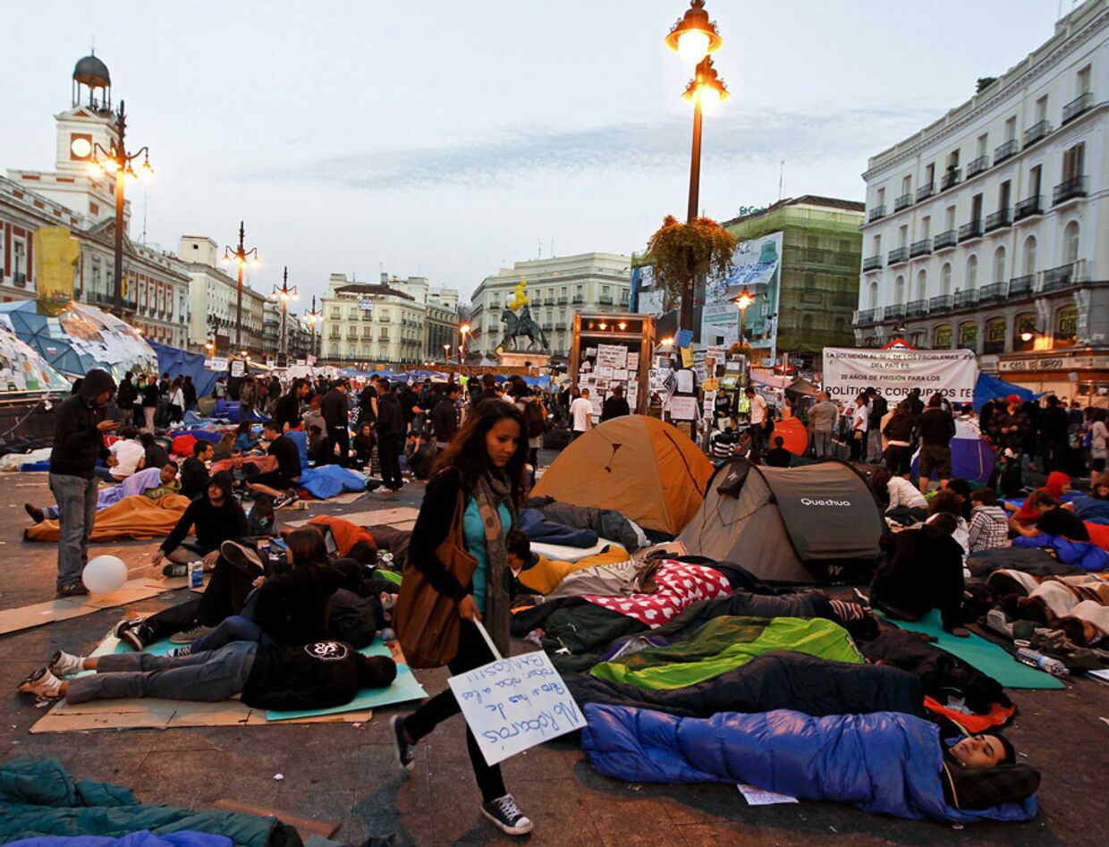 протестующие против коррупции, безработицы, двухпартийной системы ночуют на площади Пуэрта-дель-Соль в мадриде