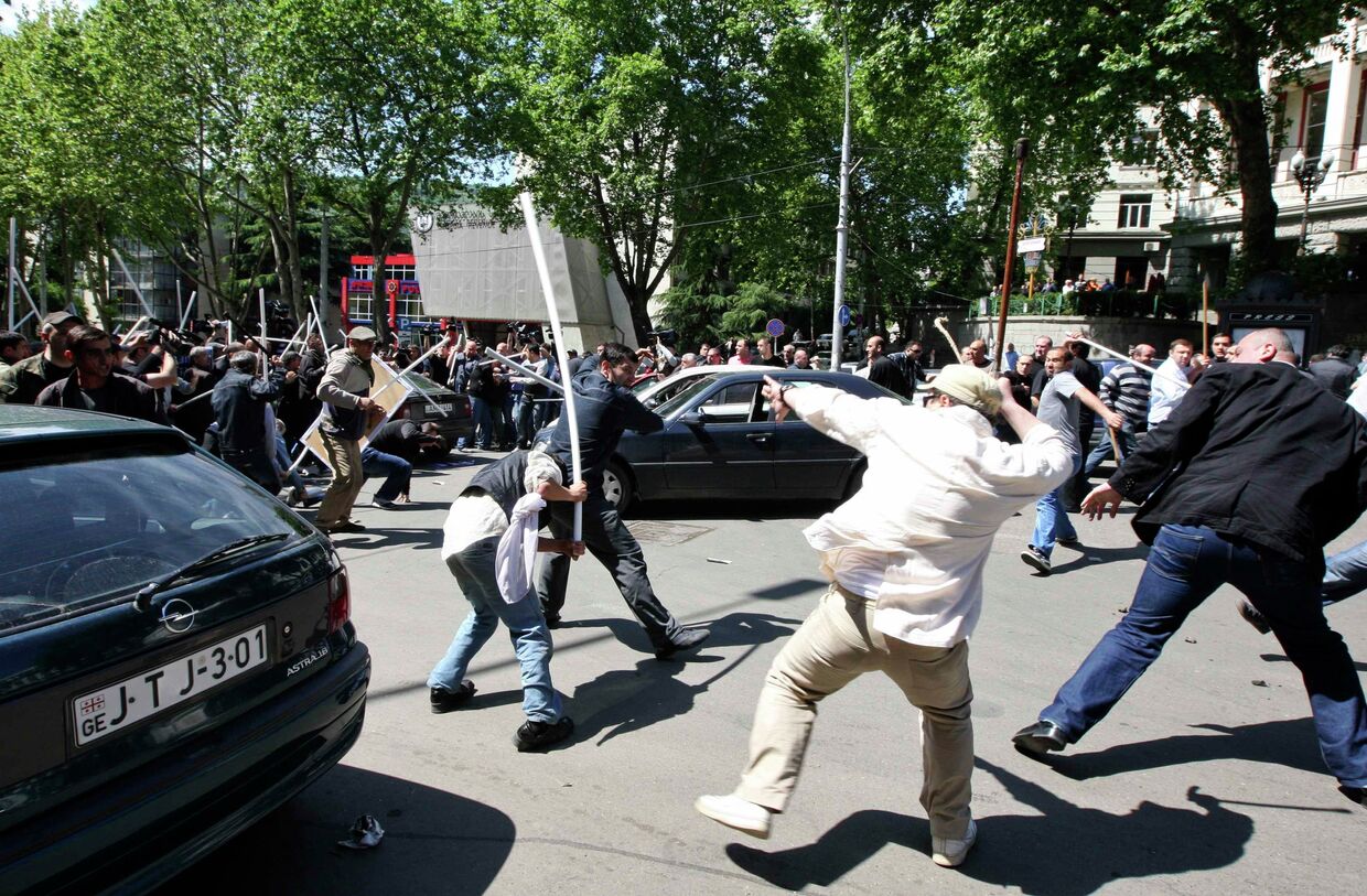 Драка во время митинга оппозиции в Тбилиси