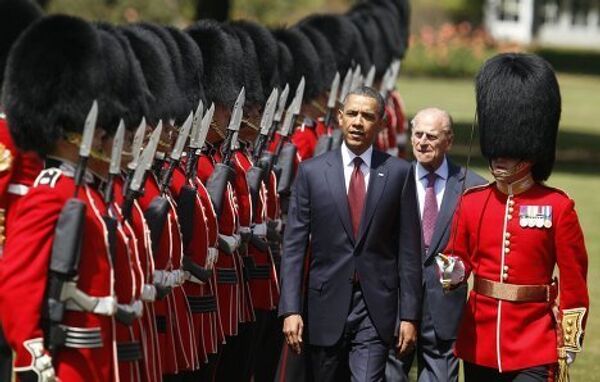 Обама и герцог Эдинбургский приняли военный парад