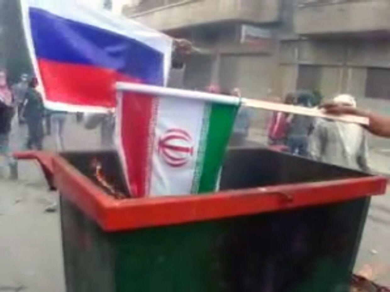ИноСМИ__Сирийцы жгут российский и иранский флаги 