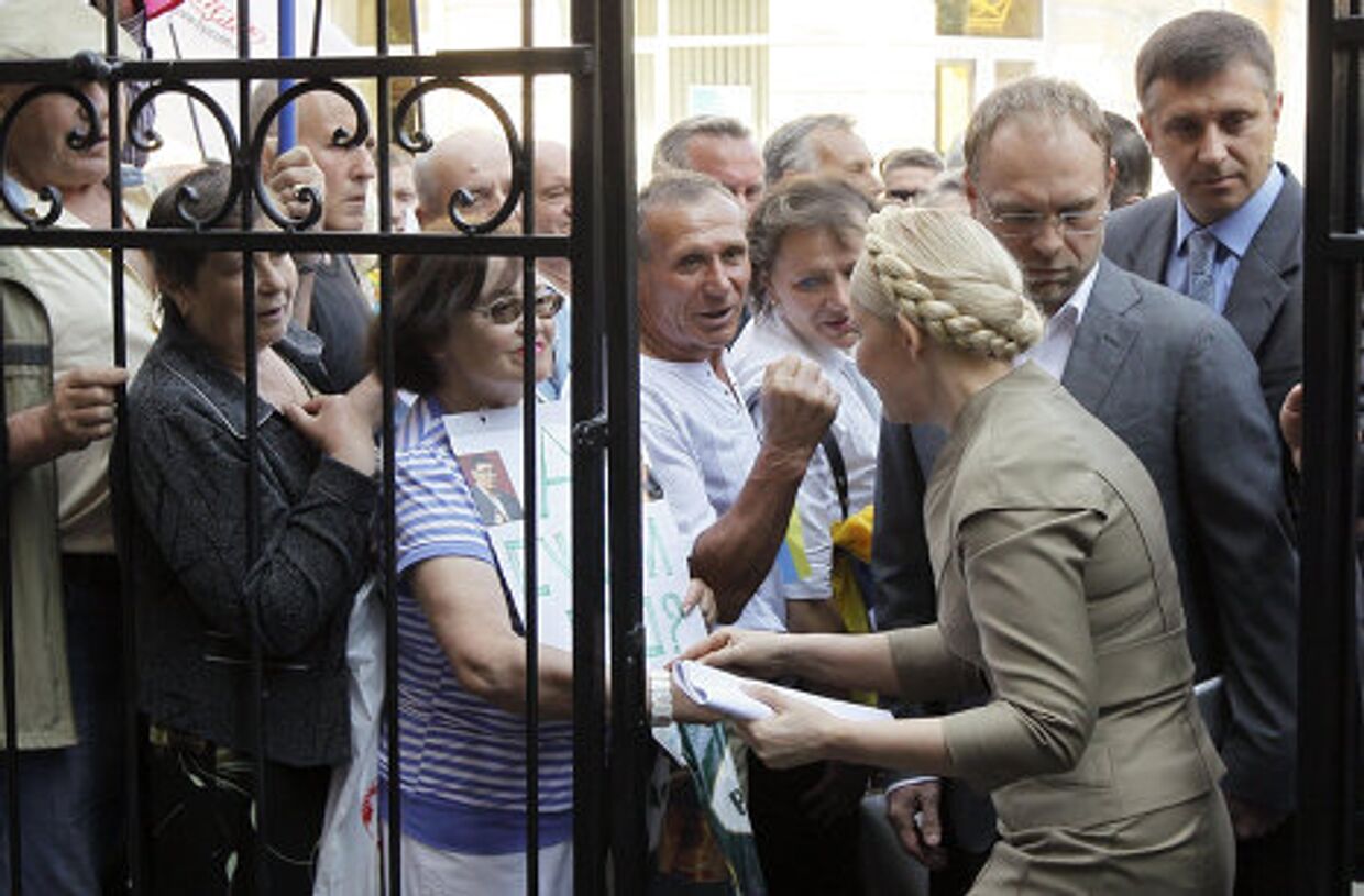 Юлия Тимошенко у здания Генеральной прокуратуры Украины