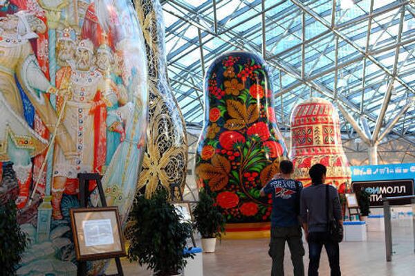 24 мая в ТРЦ АФИМОЛЛ Сити открывается уникальная экспозиция матрешек, которые выставлялись на Российской национальной выставке в Париже в 2010 году