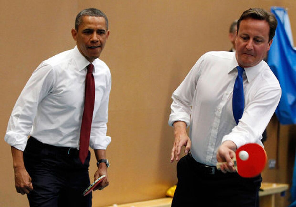Барак Обама и Дэвид Кемерон сыграли в настольный теннис