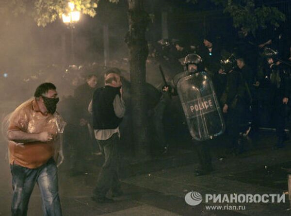 Разгон митинга оппозиции на проспекте Руставели в Тбилиси
