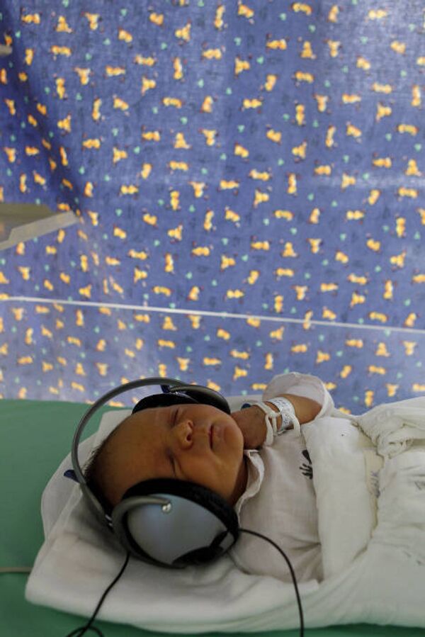 Новорожденных, разлученных с матерями на время лечения в больнице, успокаивают прослушиванием классической музыки