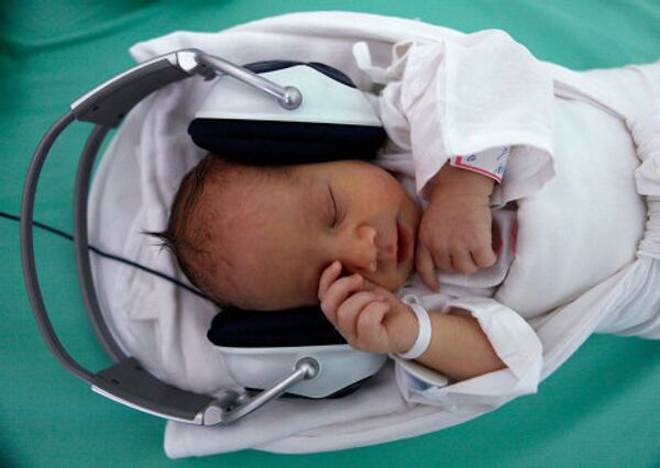 Новорожденных, разлученных с матерями на время лечения в больнице, успокаивают прослушиванием классической музыки