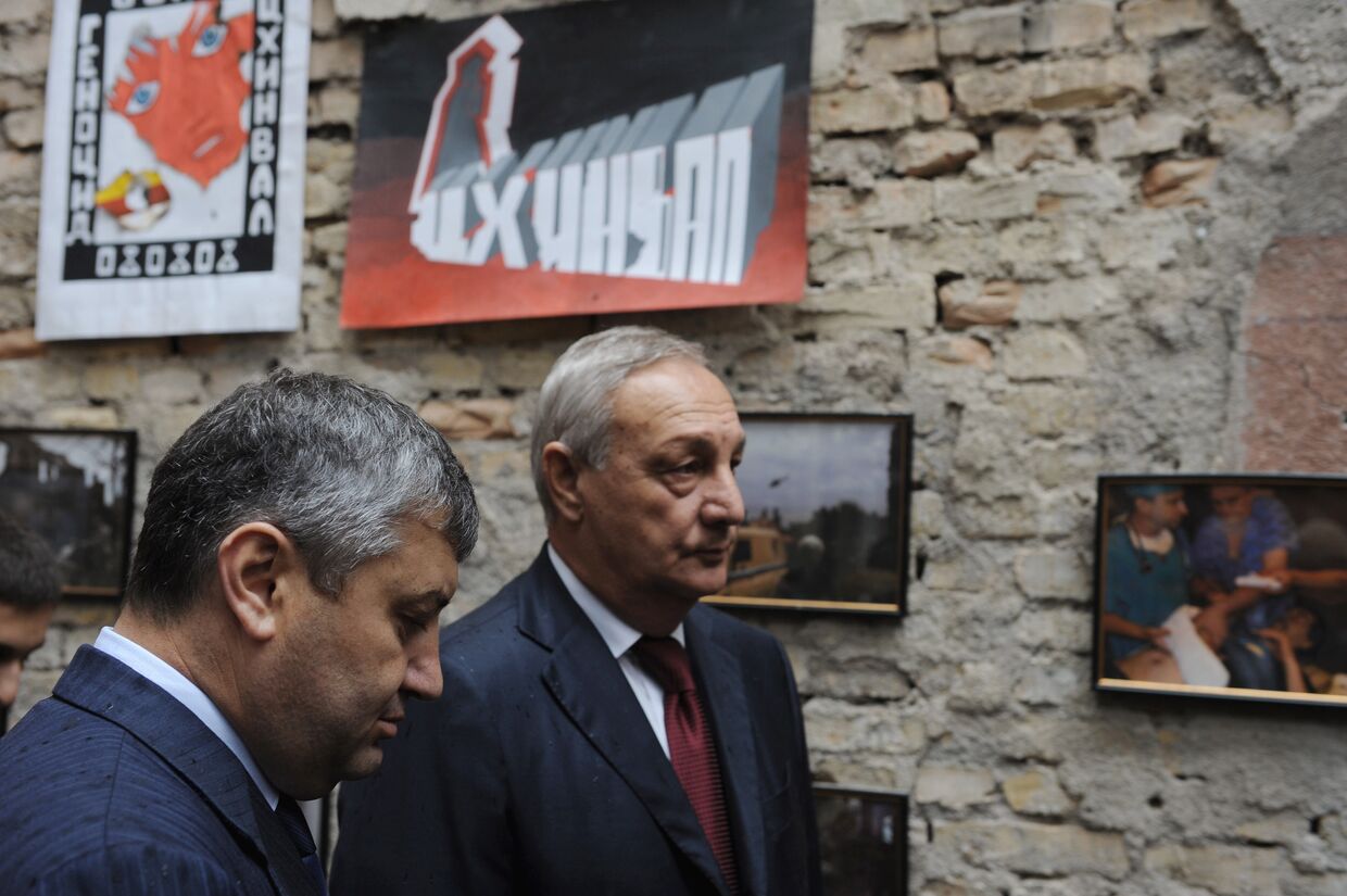 Эдуард Кокойты и Сергей Багапш на открытии музея геноцида в Цхинвали