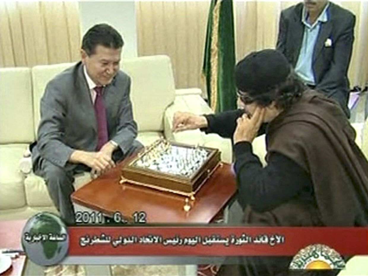 Ливийский лидер Муаммар Каддафи играет в шахматы с президентом ФИДЕ Кирсаном Илюмжиновым