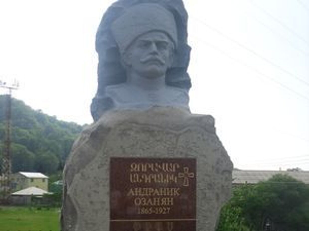 демонтаж памятника Андранику Озаняну