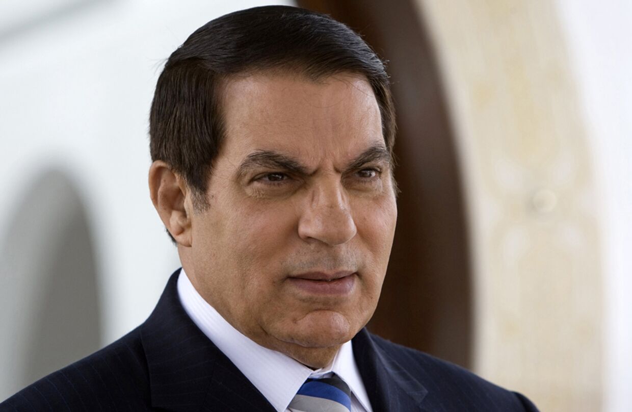 В понедельник свергнутого президента Туниса Бен Али и его супругу заочно приговорили к тюремному заключению на срок 35 лет и штрафу в 45 миллионов евро