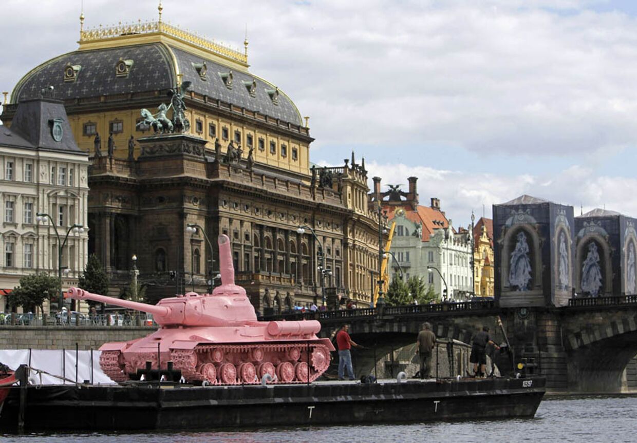 Перекрашенный в розовый цвет советский танк Т-34 будет плавать на специальном понтоне по Влтаве