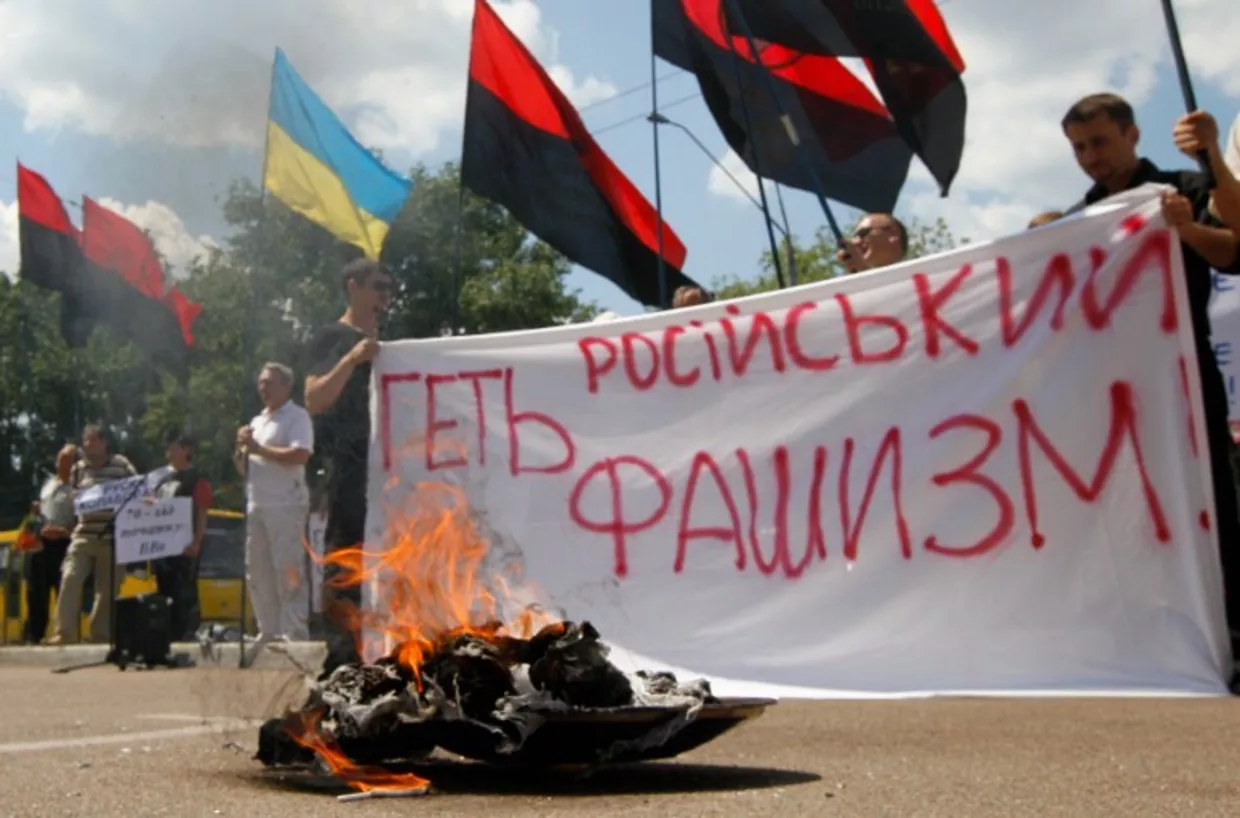 У российского посольства в Киеве сжигали портреты Сталина, Гитлера, георгиевскую ленту и государственный флаг России