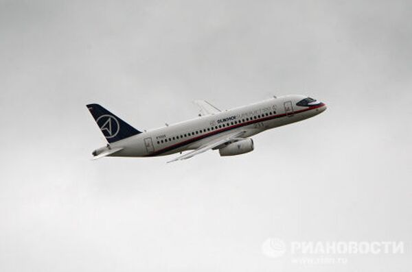 В.Путин на авиасалоне наблюдал за полетами российских самолетов Бе-200 и Сухой Суперджет
