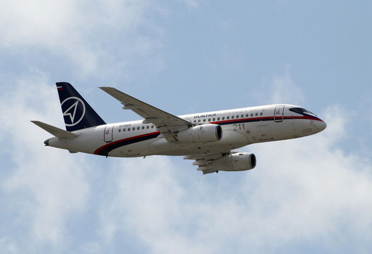 Полет российского самолета Сухой Суперджет 100 на парижском авиасалон Ле Бурже