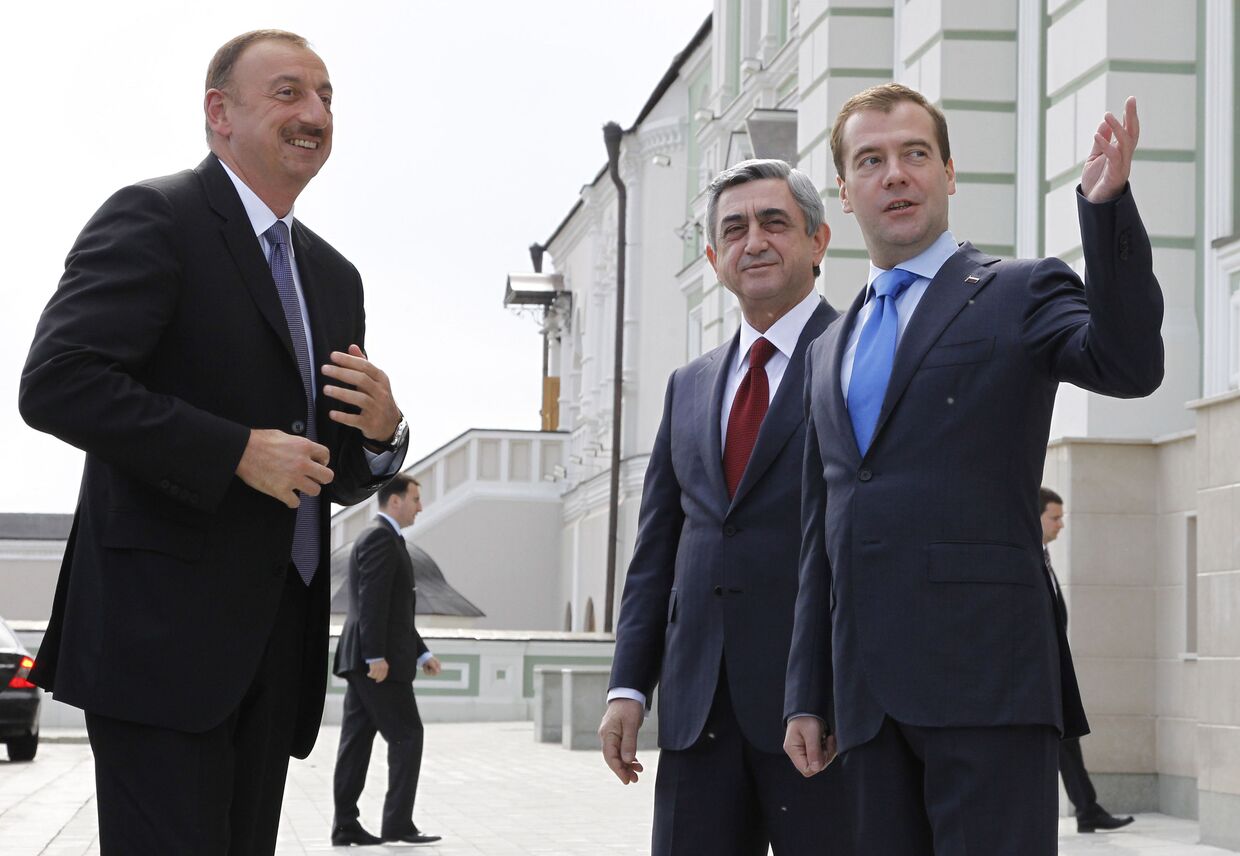 Д.Медведев начал в Казани переговоры по карабахскому урегулированию с И.Алиевым и С.Саргсяном