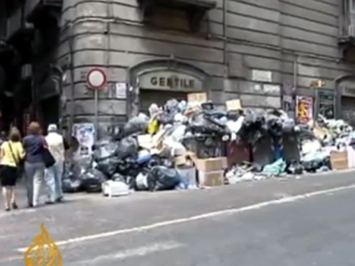 ИноСМИ__Жители Неаполя поджигают мусор на улицах