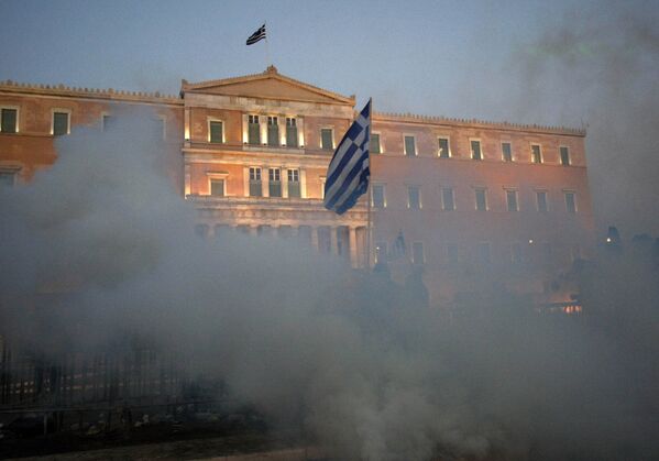 Массовые демонстрации против новых мер по сокращению расходов в Греции в Афинах
