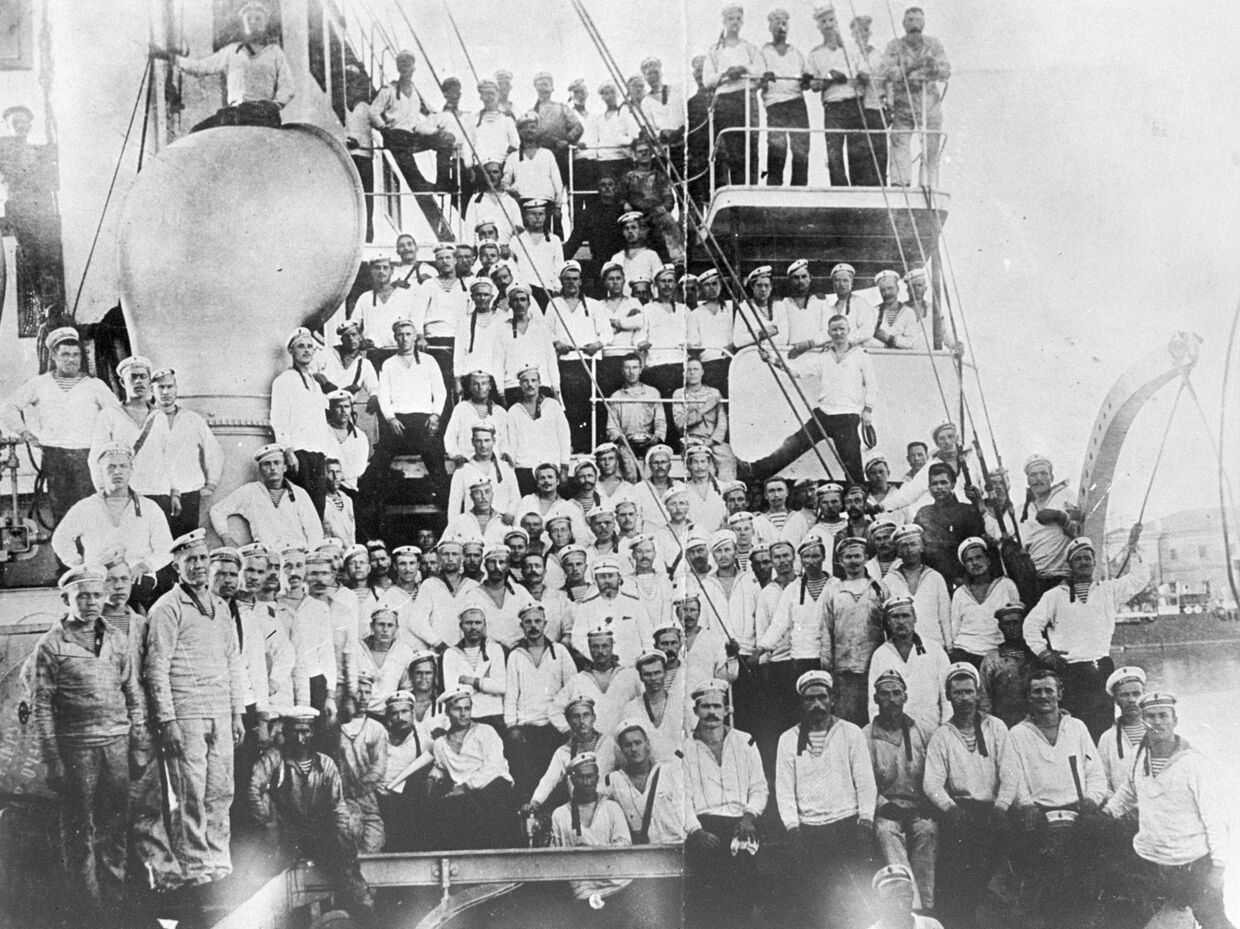 Команда моряков на палубе крейсера Очаково