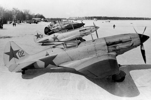Истребители летного отряда гражданской авиации на аэродроме Внуково в годы войны