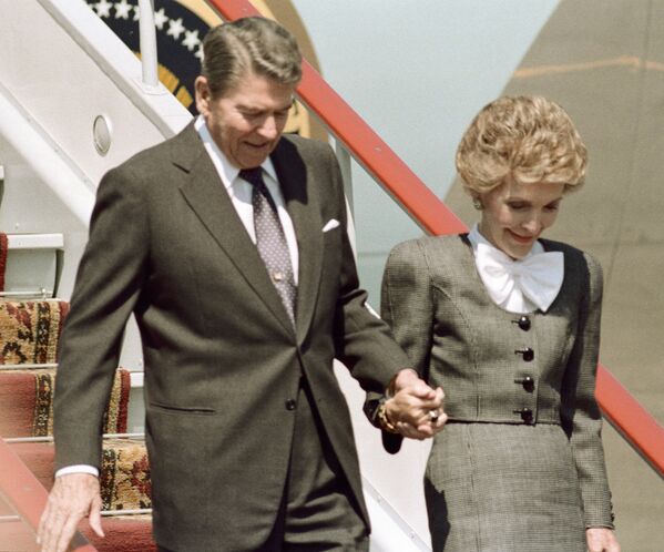 Президент США Рейган с супругой в аэропорту Внуково
