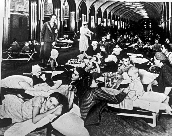 Москвичи в подземном зале станции метро «Маяковская» во время воздушной тревоги Москвичи в подземном зале станции метро «Маяковская» во время воздушной тревоги