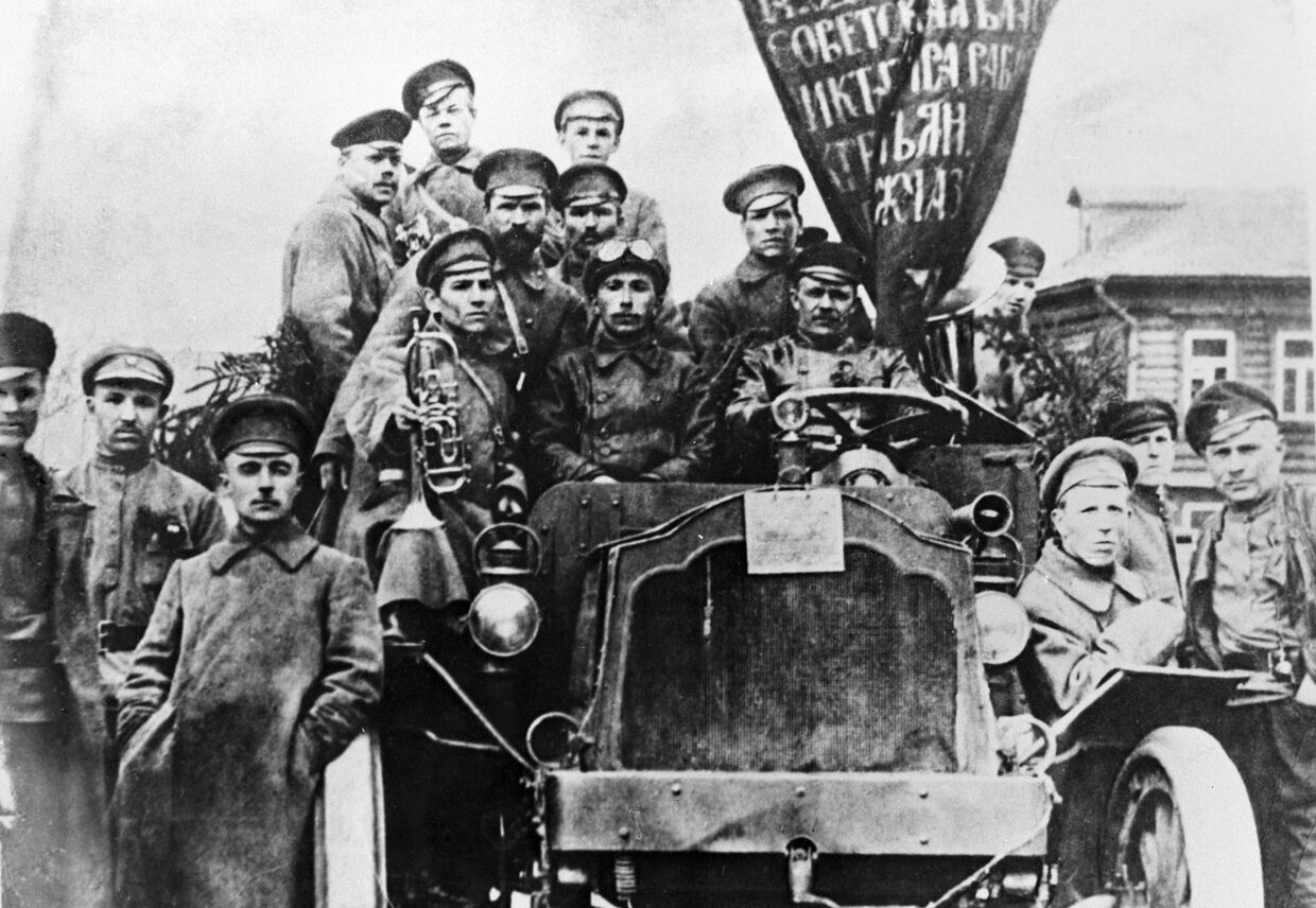 Участники Октябрьской революции