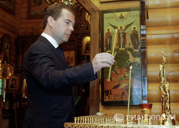 Д.Медведев ставит свечу за упокой душ погибших в результате крушения теплохода Булгария